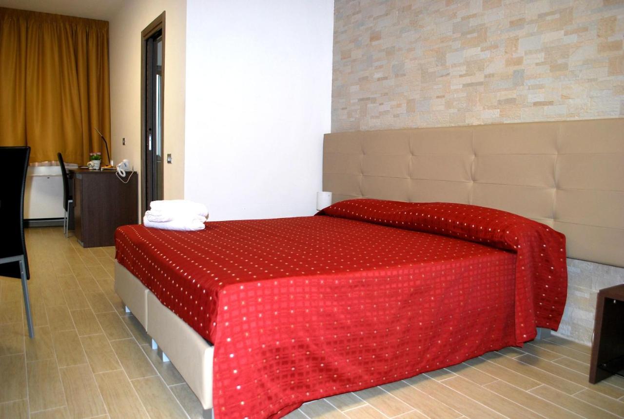Piazza Dante Hotell Taranto Eksteriør bilde